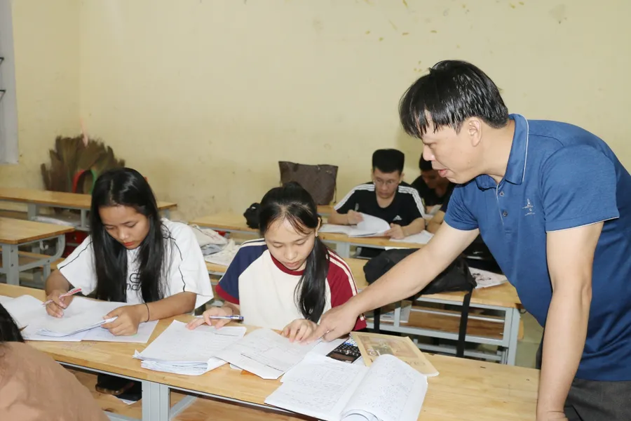 Giờ tự học buổi tối có hướng dẫn của giáo viên tại Trường THPT Con Cuông, huyện Con Cuông, Nghệ An. Ảnh: Hồ Lài