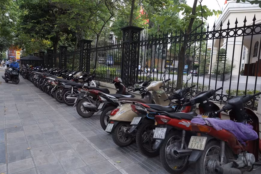 Xe máy của cán bộ. nhân viên Tổng cục Thuế trên đường Lò Đúc (Ảnh: Hoàng Hiếu/TTXVN).