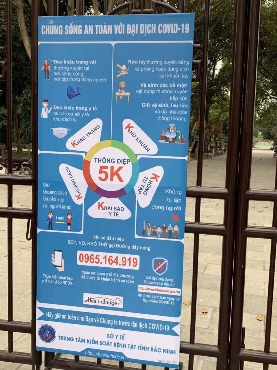 Bảng quy định phòng dịch COVID-19 đặt tại cổng Đền Đô.