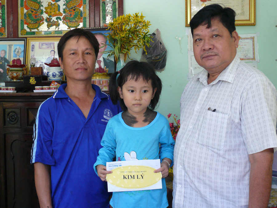 Ông Cao Minh Hồng (phải) - Phó Giám đốc Sở GD&ĐT Cà Mau thăm và tặng quà cho gia đình bé Ngọc Bích