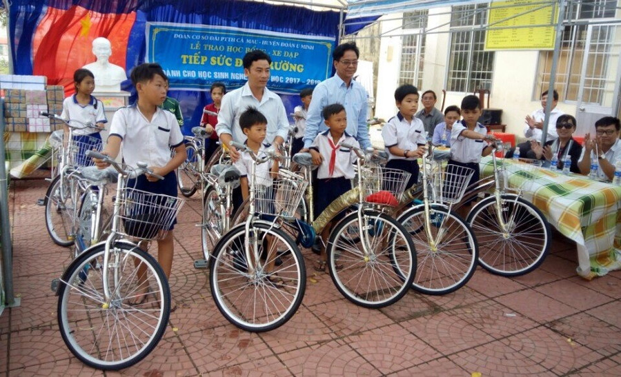 Trao xe đạp cho HS có hoàn cảnh khó khăn tại Trường TH Đỗ Thừa Luông