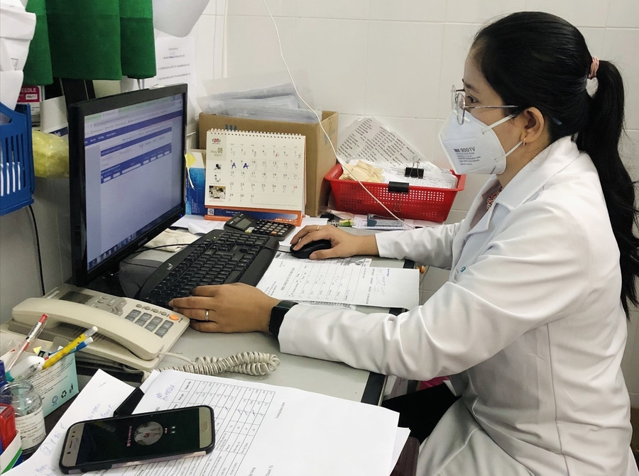 Dược sĩ Thị Xa Nhân trong giờ làm việc tại Khoa Dược trang thiết bị - Vật tư y tế, Trung tâm Y tế huyện Kiên Lương (Kiên Giang). Dược sĩ Thị Xa Nhân trong giờ làm việc tại Khoa Dược trang thiết bị - Vật tư y tế, Trung tâm Y tế huyện Kiên Lương (Kiên Giang).
