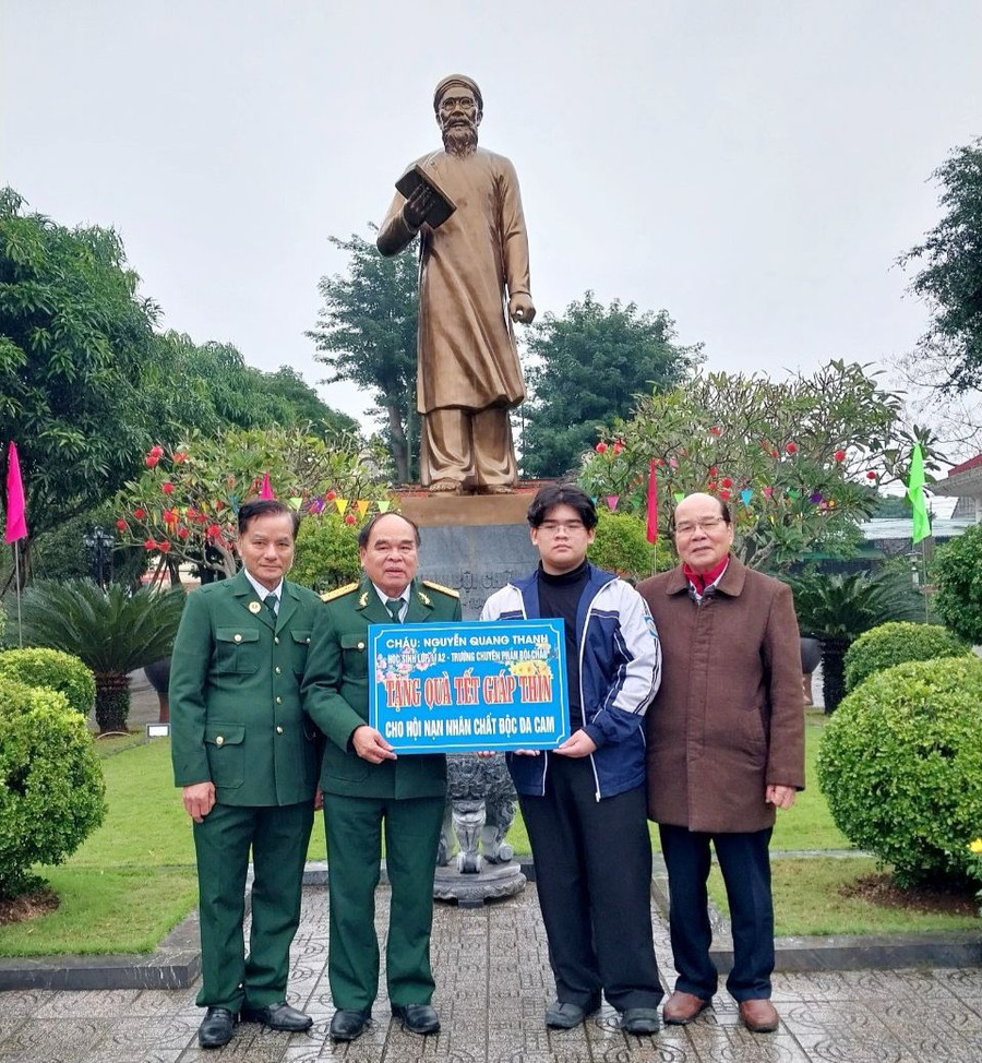 Phần thưởng từ giải quốc gia được Quang Thanh trích ra để tặng cho Hội Nạn nhân chất độc da cam Nghệ An vào dịp Tết Nguyên đán. Ảnh: NVCC Phần thưởng từ giải quốc gia được Quang Thanh trích ra để tặng cho Hội Nạn nhân chất độc da cam Nghệ An vào dịp Tết Nguyên đán. Ảnh: NVCC