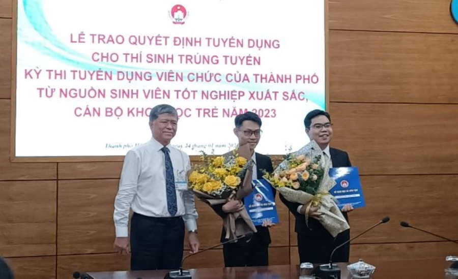 Ông Nguyễn Văn Hiếu - Giám đốc Sở GD&amp;ĐT TPHCM trao quyết định phân bổ về cơ sở cho Lưu Văn Khoa và Trần Quang Anh. Ảnh: Minh Anh