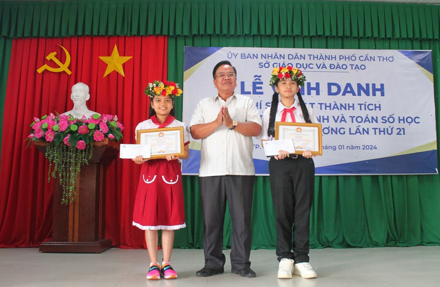 Hội Khuyến học TP Cần Thơ vinh danh, khen thưởng 2 học sinh đoạt giải. Ảnh: Q. Ngữ