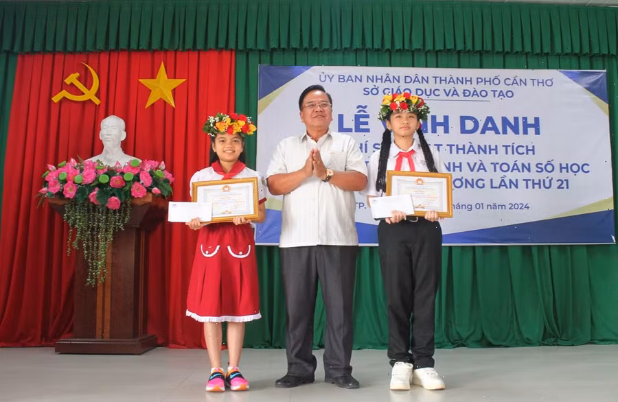 Hội Khuyến học TP Cần Thơ vinh danh, khen thưởng 2 học sinh đoạt giải. Ảnh: Q. Ngữ