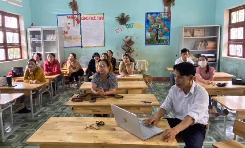 Giáo viên tiểu học tại Nam Trà My tập huấn sử dụng sách giáo khoa lớp 3 theo hình thức trực tuyến. 