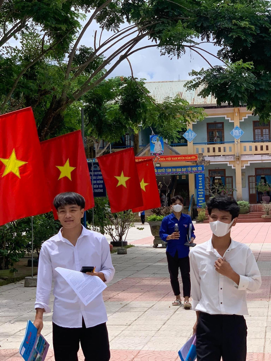 Học sinh lớp 12 của Trường Phổ thông dân tộc nội trú Nam Trà My (huyện Nam Trà My, Quảng Nam) sẽ tập trung tại trường để nghe hướng dẫn cách đăng ký tuyển sinh trực tuyến sau khi có kết quả thi tốt nghiệp THPT. Học sinh lớp 12 của Trường Phổ thông dân tộc nội trú Nam Trà My (huyện Nam Trà My, Quảng Nam) sẽ tập trung tại trường để nghe hướng dẫn cách đăng ký tuyển sinh trực tuyến sau khi có kết quả thi tốt nghiệp THPT.