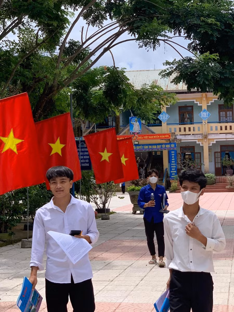 Học sinh lớp 12 của Trường Phổ thông dân tộc nội trú Nam Trà My (huyện Nam Trà My, Quảng Nam) sẽ tập trung tại trường để nghe hướng dẫn cách đăng ký tuyển sinh trực tuyến sau khi có kết quả thi tốt nghiệp THPT.