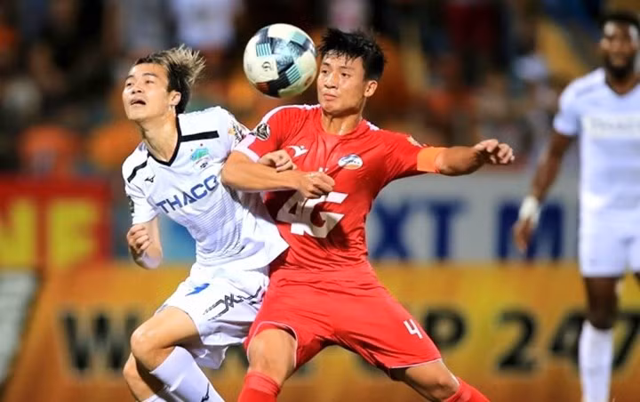 Văn Toàn cũng sớm có cuộc so tài cùng trung vệ Bùi Tiến Dũng.