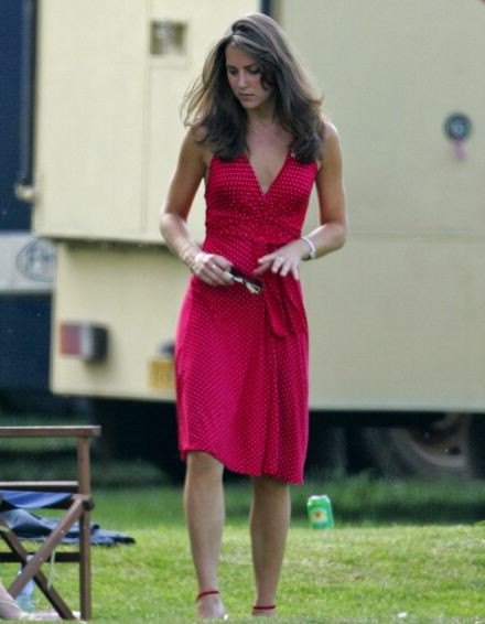 Tới tháng 6/2006, Nữ công tước tương lai đã tham dự một buổi tiệc khi đang tận hưởng mùa hè nước Anh. Cô ấy đã mặc một chiếc váy đỏ chấm bi dài đến đầu gối.