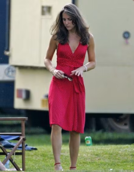 Tới tháng 6/2006, Nữ công tước tương lai đã tham dự một buổi tiệc khi đang tận hưởng mùa hè nước Anh. Cô ấy đã mặc một chiếc váy đỏ chấm bi dài đến đầu gối.