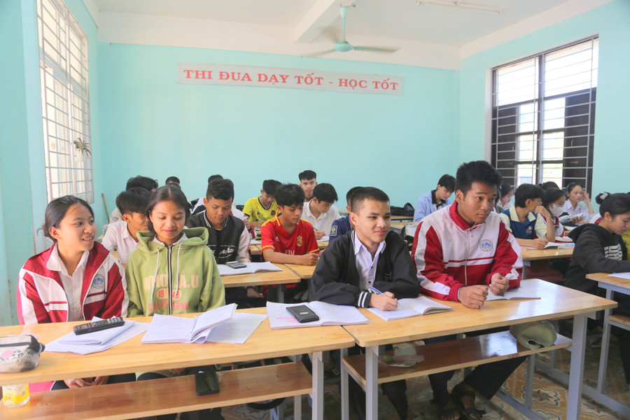 Thầy cô tạo điều kiện cho Vũ và Tương ngồi cạnh nhau để tiện giúp đỡ, hỗ trợ khi cần. Thầy cô tạo điều kiện cho Vũ và Tương ngồi cạnh nhau để tiện giúp đỡ, hỗ trợ khi cần.