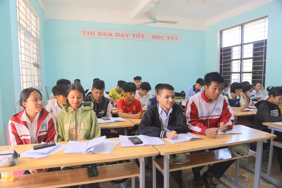 Thầy cô tạo điều kiện cho Vũ và Tương ngồi cạnh nhau để tiện giúp đỡ, hỗ trợ khi cần.