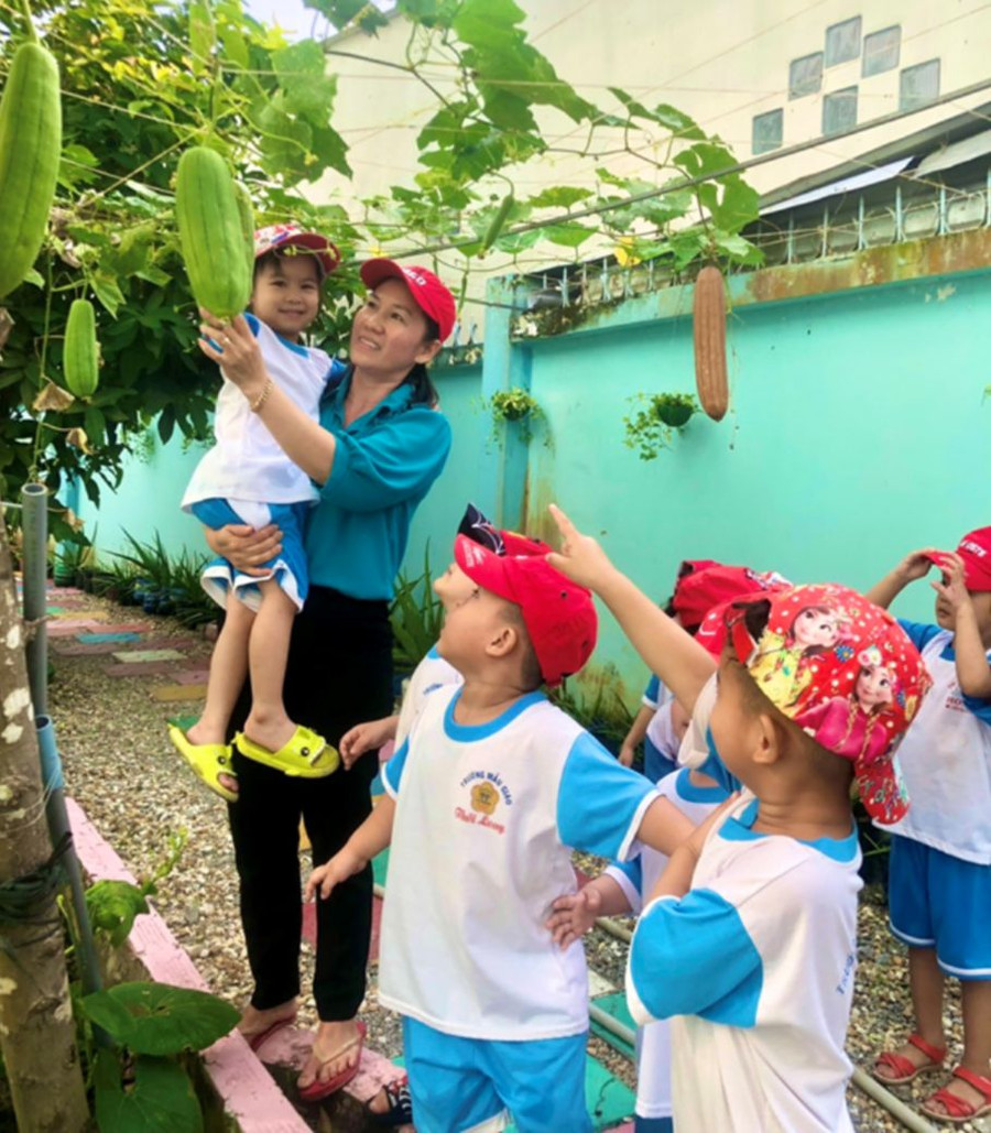 Cô giáo Nguyễn Thị Vui Tươi cùng học sinh. Ảnh: Quốc Ngữ Cô giáo Nguyễn Thị Vui Tươi cùng học sinh. Ảnh: Quốc Ngữ