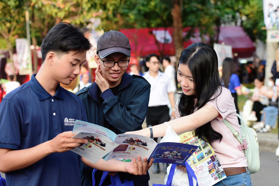 Học sinh tham dự Ngày hội tư vấn tuyển sinh - hướng nghiệp 2024 tại Trường Đại học Bách khoa (Đại học Quốc gia TPHCM). Ảnh: ITN