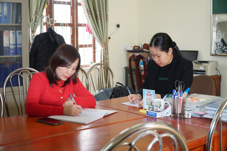 Hai nhân viên hợp đồng của Trường THCS Nghi Thủy có thâm niên trên 10 năm. Hai nhân viên hợp đồng của Trường THCS Nghi Thủy có thâm niên trên 10 năm.