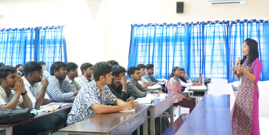 Sinh viên Ấn Độ học ngành Bác sĩ đa khoa tại Trường ĐH Y Dược Cần Thơ. Sinh viên Ấn Độ học ngành Bác sĩ đa khoa tại Trường ĐH Y Dược Cần Thơ.