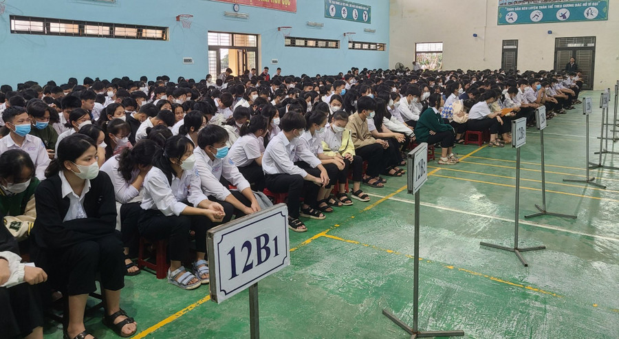 Học sinh lớp 12, Trường THPT Lý Sơn được phổ biến về kế hoạch ôn thi tốt nghiệp THPT năm 2024. Ảnh: NTCC