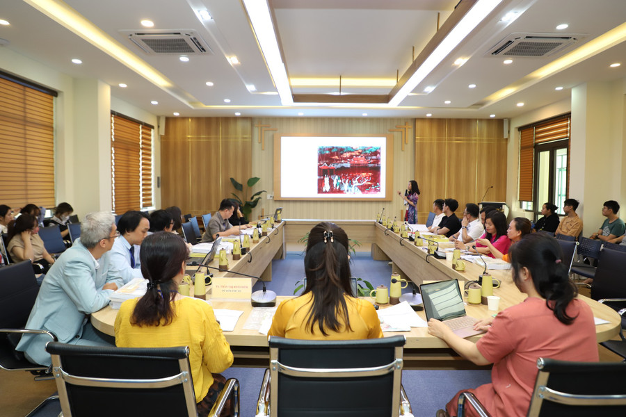 Trình bày tham luận tại các tiểu ban của “Di sản nghệ thuật Việt Nam: Bảo tồn và phát huy”.