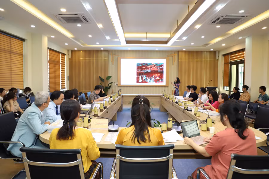 Trình bày tham luận tại các tiểu ban của “Di sản nghệ thuật Việt Nam: Bảo tồn và phát huy”.