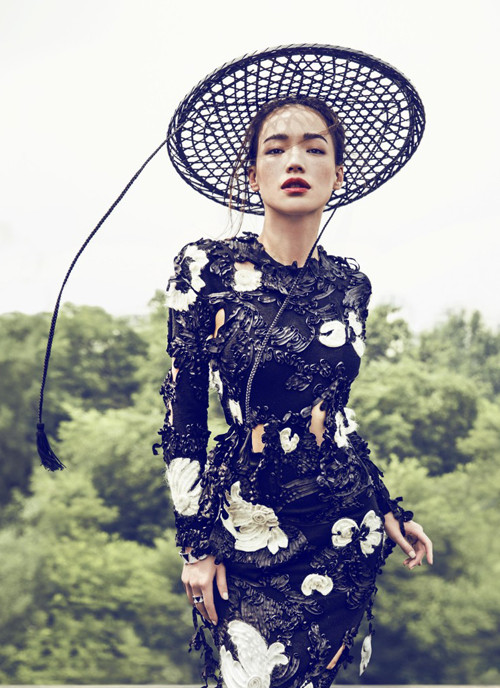 Thư Kỳ tự tin mặc váy xẻ ngực dù vòng 1 khiêm tốn