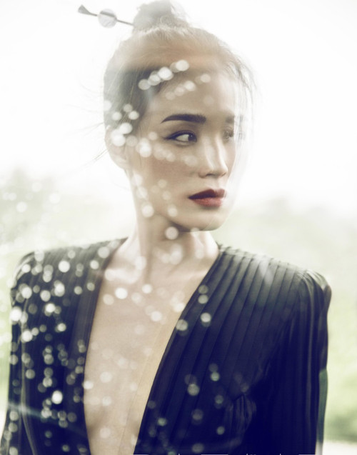 Thư Kỳ tự tin mặc váy xẻ ngực dù vòng 1 khiêm tốn