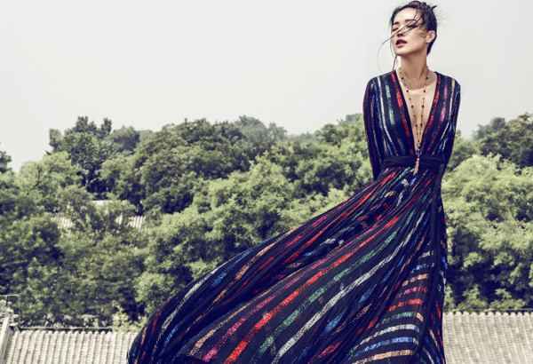 Thư Kỳ tự tin mặc váy xẻ ngực dù vòng 1 khiêm tốn