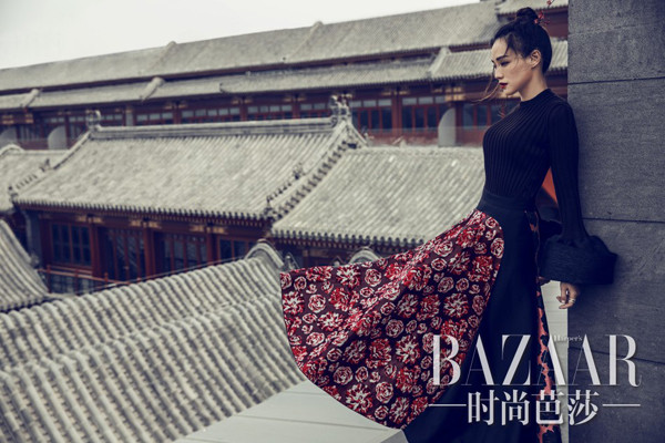 Thư Kỳ tự tin mặc váy xẻ ngực dù vòng 1 khiêm tốn