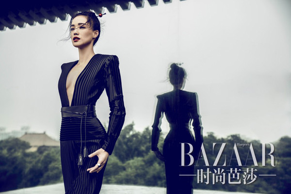 Thư Kỳ tự tin mặc váy xẻ ngực dù vòng 1 khiêm tốn