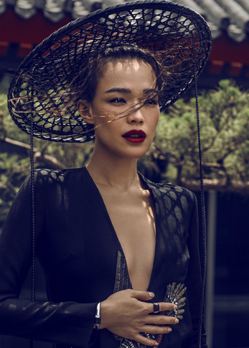 Thư Kỳ tự tin mặc váy xẻ ngực dù vòng 1 khiêm tốn