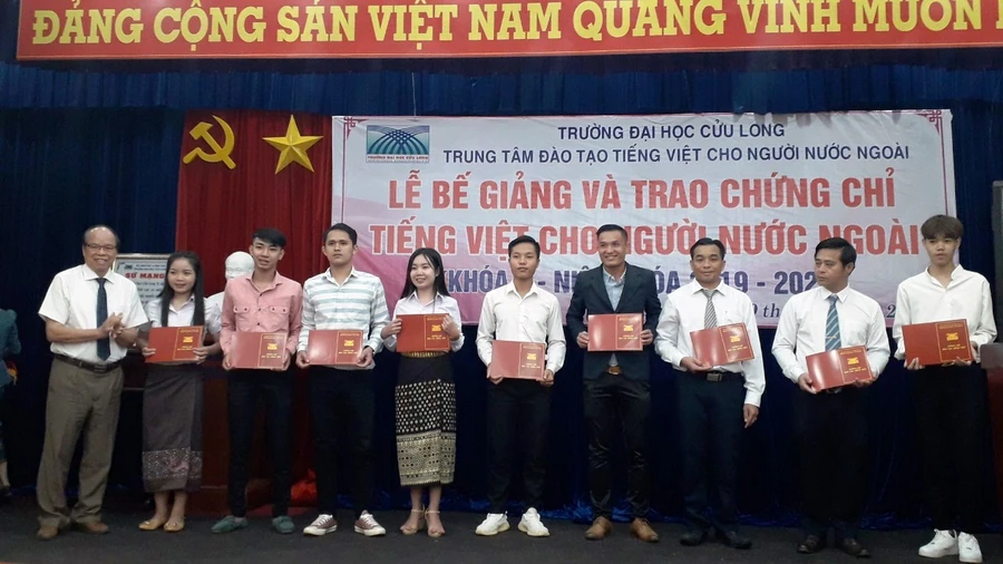 Đại diện nhà trường trao chứng chỉ tiếng Việt cho các lưu học sinh.