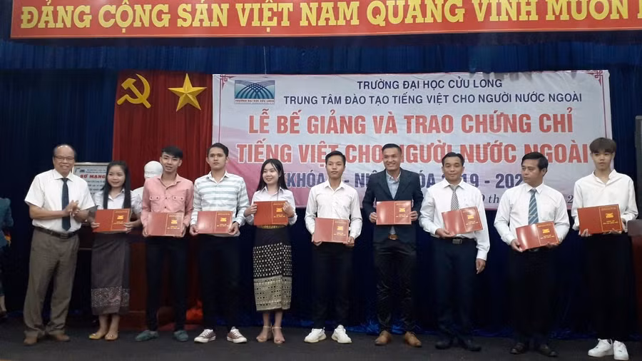 Đại diện nhà trường trao chứng chỉ tiếng Việt cho các lưu học sinh.