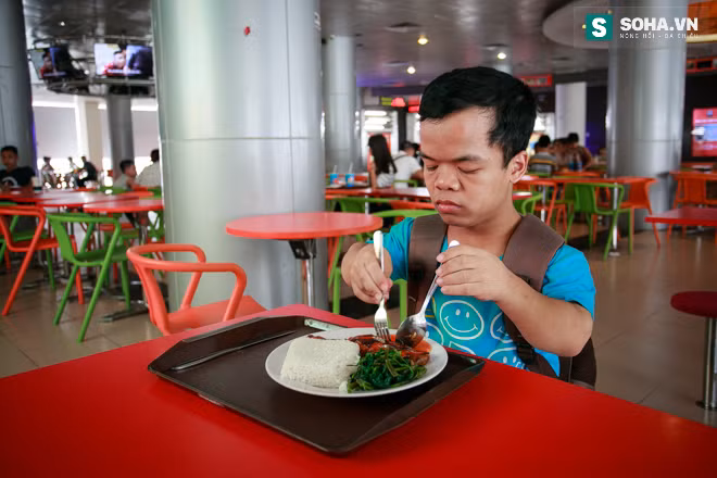 Cuộc sống thật sự của diễn viên chỉ cao 1m16 - Ảnh 12.