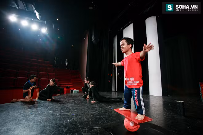 Cuộc sống thật sự của diễn viên chỉ cao 1m16 - Ảnh 23.