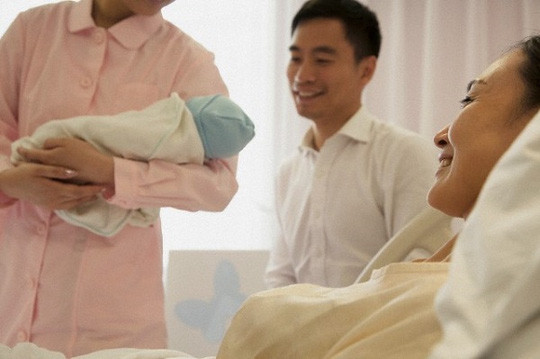 Bản hợp đồng của mẹ chồng khiến tôi rớt nước mắt ảnh 1 Tôi sinh con, cũng một tay mẹ chồng tôi chăm sóc. (Ảnh minh họa)