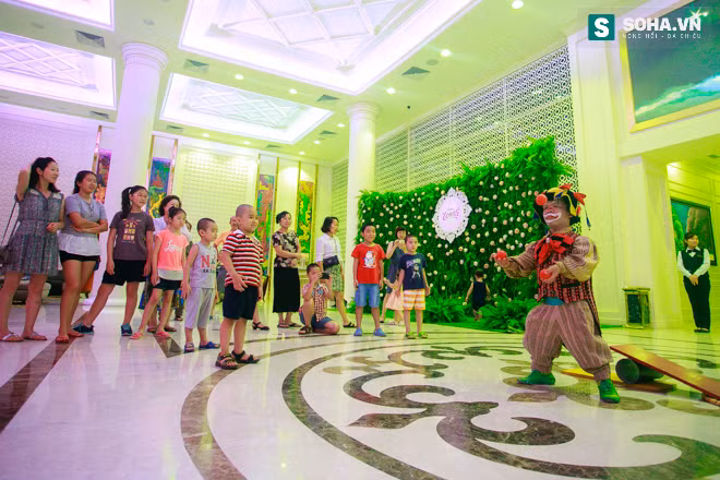 Cuộc sống thật sự của diễn viên chỉ cao 1m16 - Ảnh 41.