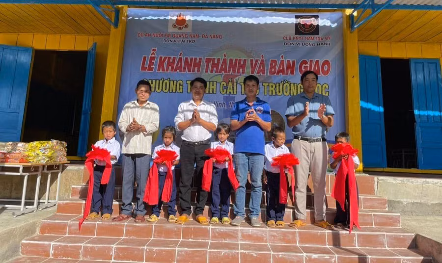 Bàn giao điểm trường xã Trà Vinh (Nam Trà My, Quảng Nam) được sửa chữa từ nguồn xã hội hóa.