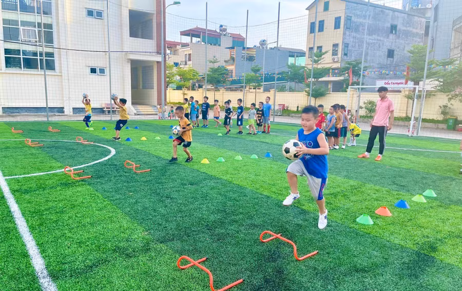 Sân bóng của Trường Tiểu học Tân Lập B. 