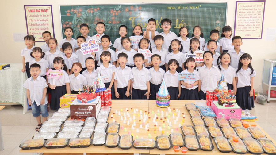 Học sinh Trường Tiểu học Tân Lập B được học trong ngôi trường khang trang hiện đại. Học sinh Trường Tiểu học Tân Lập B được học trong ngôi trường khang trang hiện đại.