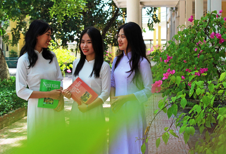 Ba học sinh xuất sắc của lớp 12A7 được tuyển thẳng vào các trường đại học tốp đầu cả nước. Ba học sinh xuất sắc của lớp 12A7 được tuyển thẳng vào các trường đại học tốp đầu cả nước.