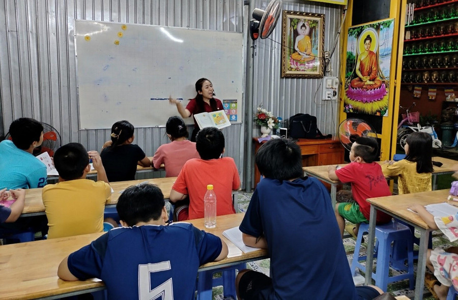 Một buổi học tiếng Anh của trẻ tại lớp học tình thương.