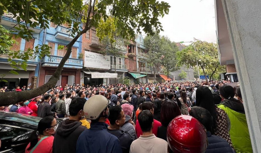 Phụ huynh đứng chật kín phía ngoài cổng Trường THCS&amp;THPT Lương Thế Vinh cơ sở Tân Triều trưa 9/4. Ảnh: INT