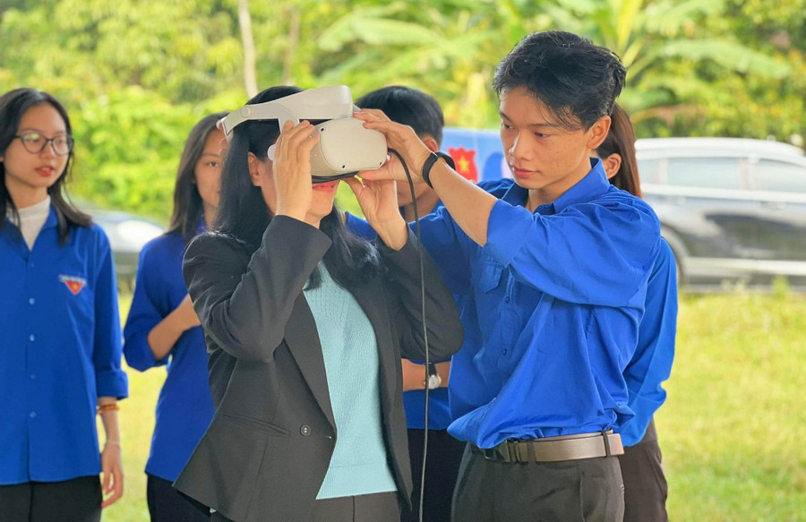 Học sinh thử nghiệm Dự án mô hình ảo Thành cổ Quảng Trị. Học sinh thử nghiệm Dự án mô hình ảo Thành cổ Quảng Trị.