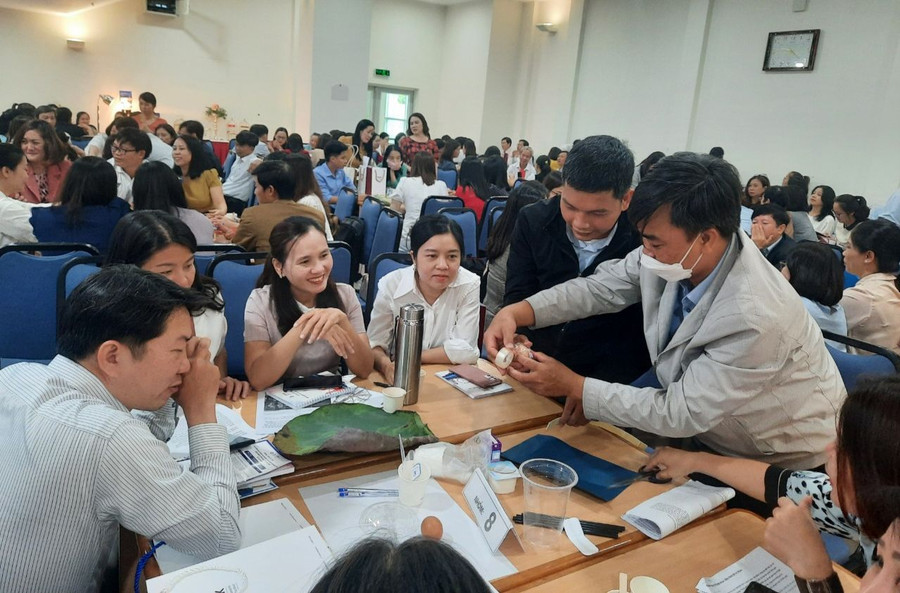 Cán bộ quản lý, giáo viên phổ thông ở Đà Nẵng tham gia thử thách Thả trứng từ trên cao mà không vỡ trong chương trình tập huấn giáo dục STEM. Cán bộ quản lý, giáo viên phổ thông ở Đà Nẵng tham gia thử thách Thả trứng từ trên cao mà không vỡ trong chương trình tập huấn giáo dục STEM.