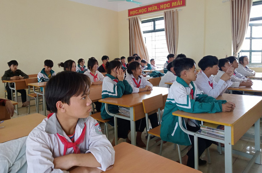 Học sinh lớp 9 Trường PTDTBT THCS Nà Bủng tham dự buổi truyền thông tuyển sinh vào lớp 10. Học sinh lớp 9 Trường PTDTBT THCS Nà Bủng tham dự buổi truyền thông tuyển sinh vào lớp 10.