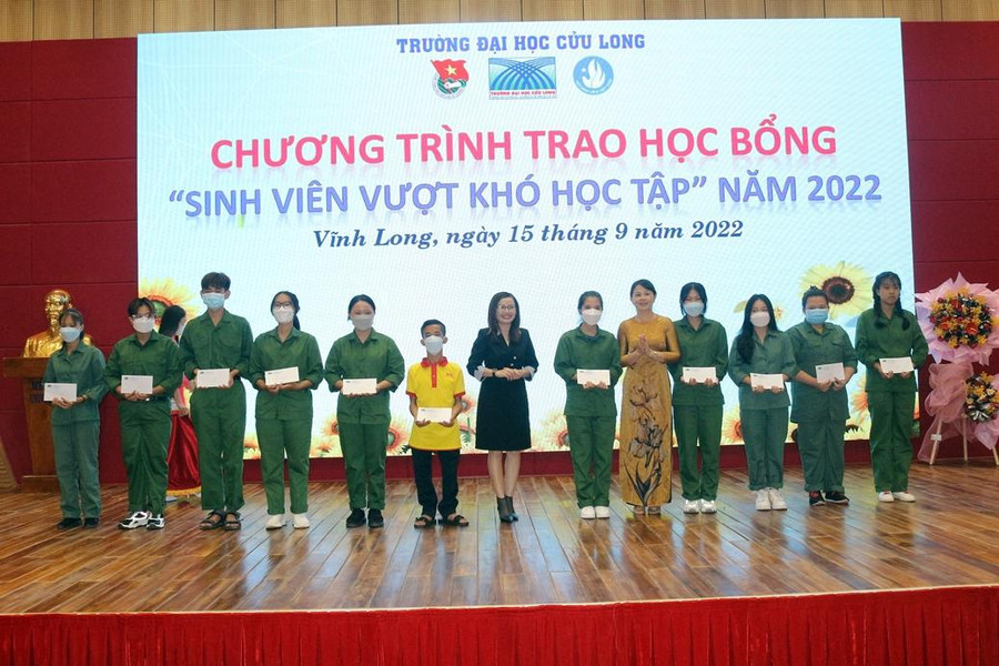 Trường ĐH Cửu Long trao học bổng cho tân sinh viên hoàn cảnh khó khăn. Ảnh: V. Dô.