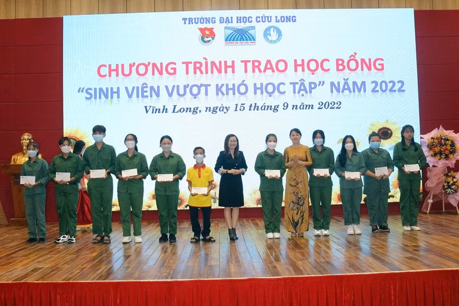 Trường ĐH Cửu Long trao học bổng cho tân sinh viên hoàn cảnh khó khăn. Ảnh: V. Dô.