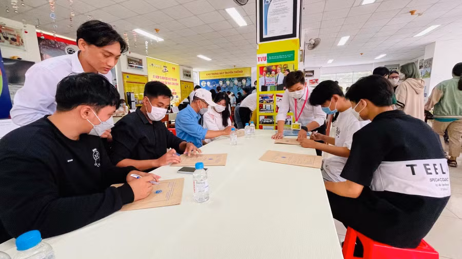 Tân sinh viên Trường ĐH Trà Vinh được hỗ trợ làm thủ tục nhập học. Ảnh: H. Nam