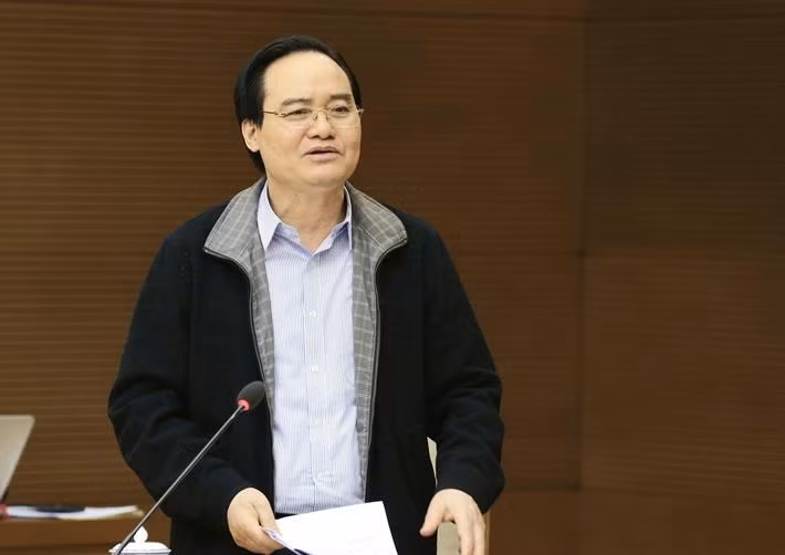 Bộ trưởng Bộ GD&amp;ĐT Phùng Xuân Nhạ, Ủy viên Hội đồng trao đổi tại phiên họp.